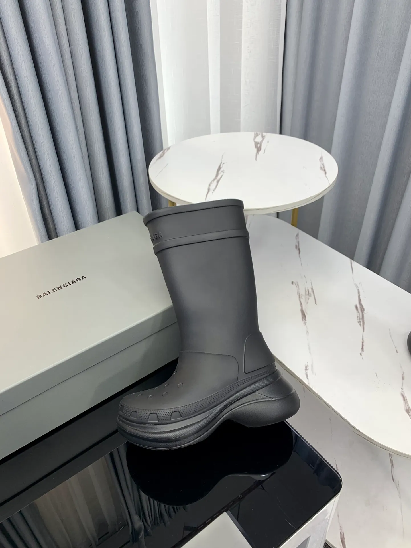Batch👟👟Ex-factory price released👟👟Ex-factory price 560👟👟 Couple style men's and women's sizes 35-46 Balenciaga Crocs new co-branded hole-in-the-wall rain boots are shipped! A rain boots that are popular on Instagram, Xiaohongshu and other major platforms! Made of high-tech materials and molded in one piece, it is lightweight, wear-resistant, and waterproof! The heel height is 6CM and the colors are being added one after another to meet your various color combinations and different needs. A very cost-effective product!